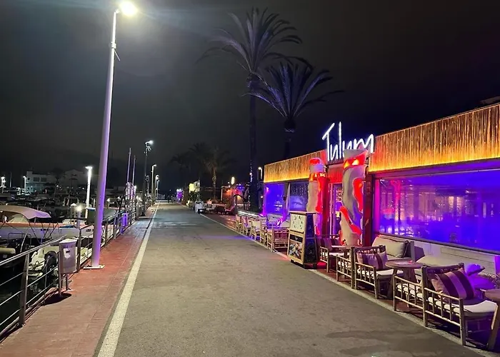 1st Line Paseo Maritimo En El Puerto Deportivo De * Marbella